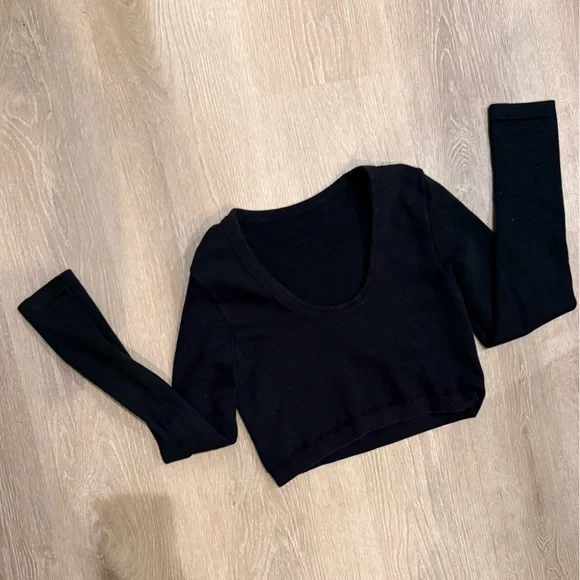 ALO YOGA cropped & ribbed long sleeved tees - Picture 7 of 8